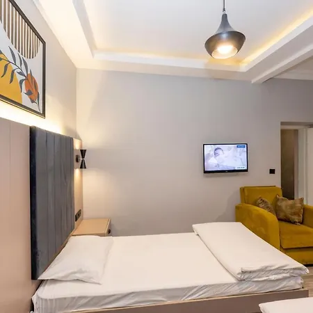 Cirrus Hotel *